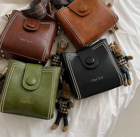 Bolsa Feminina Transversal Quadrada Vintage com Tachas, Alça Estampada e Chaveiro Ursinho - Image 6