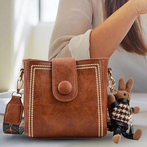 Bolsa Feminina Transversal Quadrada Vintage com Tachas, Alça Estampada e Chaveiro Ursinho
