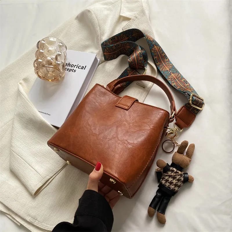 Bolsa Feminina Transversal Quadrada Vintage com Tachas, Alça Estampada e Chaveiro Ursinho - Image 3