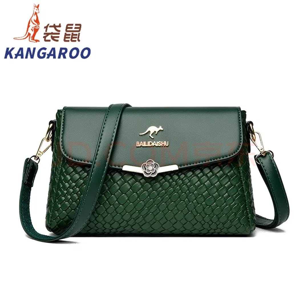Bolsa Feminina Transversal em Couro Trabalhado com Emblema Canguru e Fecho Flor de Camélia - Image 4