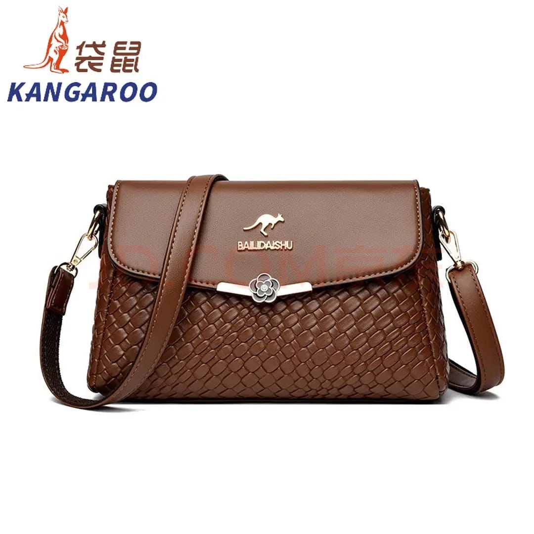 Bolsa Feminina Transversal em Couro Trabalhado com Emblema Canguru e Fecho Flor de Camélia - Image 3