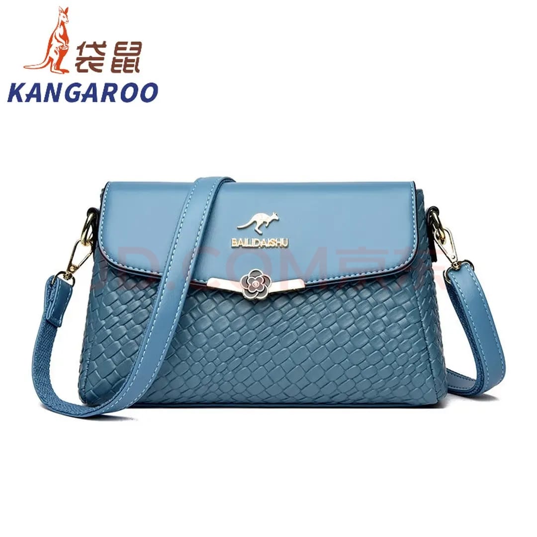 Bolsa Feminina Transversal em Couro Trabalhado com Emblema Canguru e Fecho Flor de Camélia - Image 2