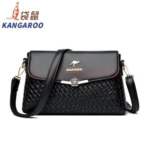Bolsa Feminina Transversal em Couro Trabalhado com Emblema Canguru e Fecho Flor de Camélia