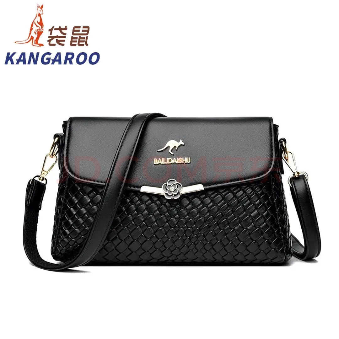 Bolsa Feminina Transversal em Couro Trabalhado com Emblema Canguru e Fecho Flor de Camélia