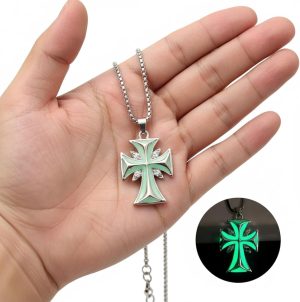 Colar Corrente em Aço Inoxidável com Pingente Cruz Templária Medieval Luminosa que Brilha no Escuro (Luz Azul) – Joia Mística e Religiosa