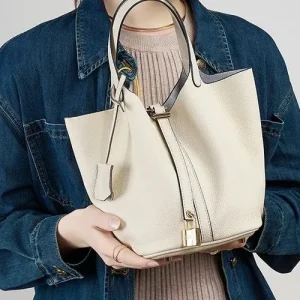 Bolsa Feminina de Couro Modelo Bucket Bag Saco com Cadeado Decorativo - Off-White / Creme