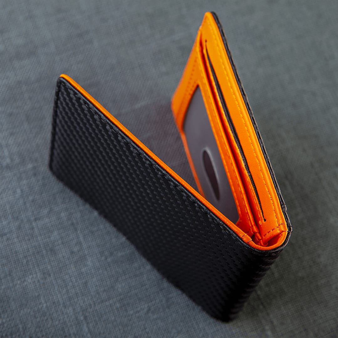 Carteira Masculina Slim Textura Fibra de Carbono com Interior Laranja e Porta-Cartões Externo - Preta - Image 4
