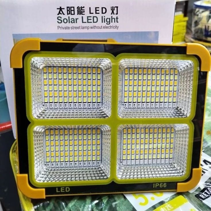 Refletor LED Solar Portátil Recarregável 4 Módulos IP66 – Holofote de Emergência Multifuncional com Sinalização Vermelha e Azul - Image 5
