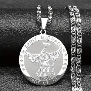Colar Masculino Corrente de Aço Inoxidável Prateado com Medalha São Miguel Arcanjo (Saint Michael Protect Us) – Joia Religiosa de Proteção e Fé