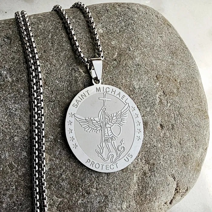 Colar Masculino Corrente de Aço Inoxidável Prateado com Medalha São Miguel Arcanjo (Saint Michael Protect Us) – Joia Religiosa de Proteção e Fé - Image 3