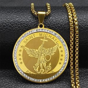 Colar Masculino Corrente de Aço Inoxidável Banhado a Ouro com Medalha São Miguel Arcanjo Cravejada em Zircônias (Saint Michael Protect Us) – Joia Religiosa de Luxo