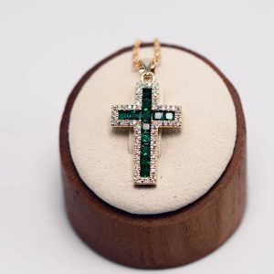 Pingente Cruz Banhado a Ouro 18K com Cristais Esmeralda Corte Princesa e Borda Cravejada em Zircônias – Joia Hip Hop Iced Out de Luxo