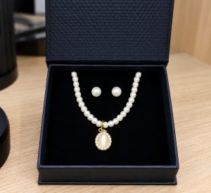 Conjunto Feminino Colar de Pérolas com Pingente Oval Madrepérola Banhado a Ouro e Par de Brincos Estilo Vintage – Joia Clássica de Luxo