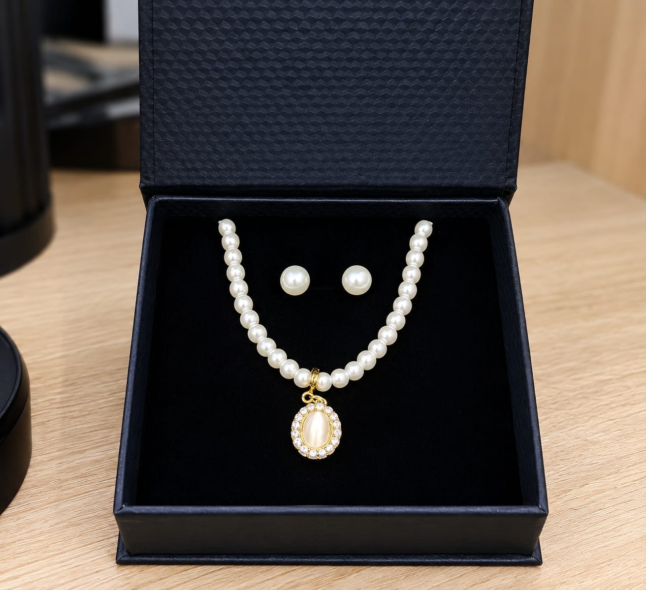 Conjunto Feminino Colar de Pérolas com Pingente Oval Madrepérola Banhado a Ouro e Par de Brincos Estilo Vintage – Joia Clássica de Luxo