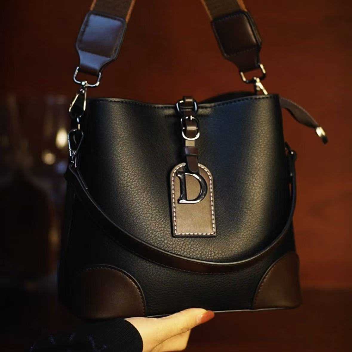 Bolsa de Ombro Feminina de Couro PU Elegante com Detalhe de Letra "D" - Image 2