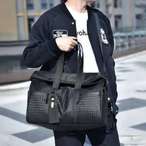 Bolsa de Viagem e Academia Masculina Impermeável com Separação Seco/Úmido e Textura Trançada Premium - Preta