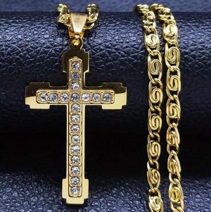 Colar Masculino Corrente Baiana com Pingente Cruz Cravejada em Zircônias Banhado a Ouro – Corrente e Medalha Religiosa de Luxo